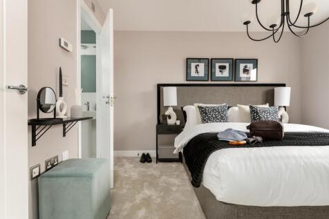 The main bedroom has it&#39;s own en-suite