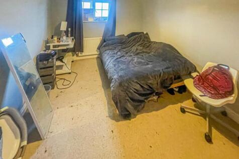 Bedroom 1.jpg