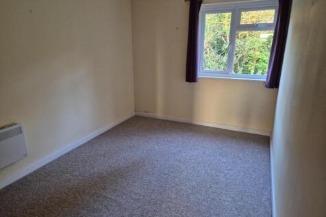 35 The Pines Bed 2.jpg