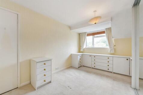 Bedroom 1.jpg