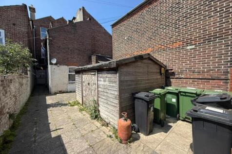 Communal area &amp; bin storage.jpg