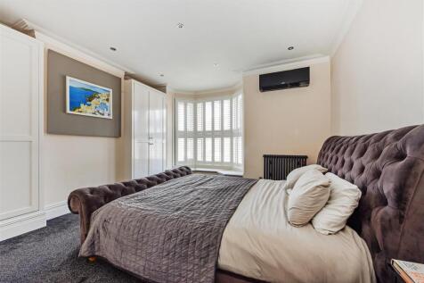 Bedroom 1.jpg