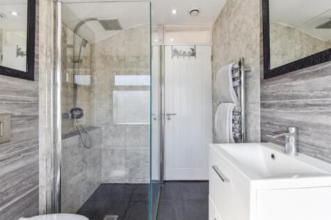 Bathroom in.jpg