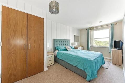 Bedroom 1.jpg