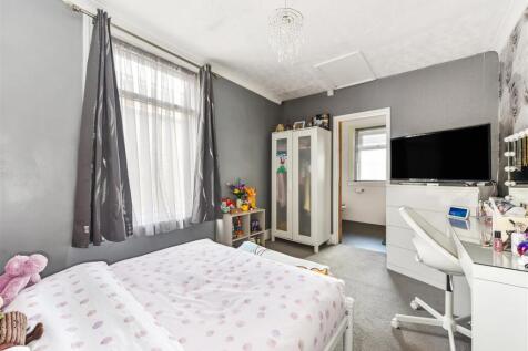 Bedroom 1.jpg
