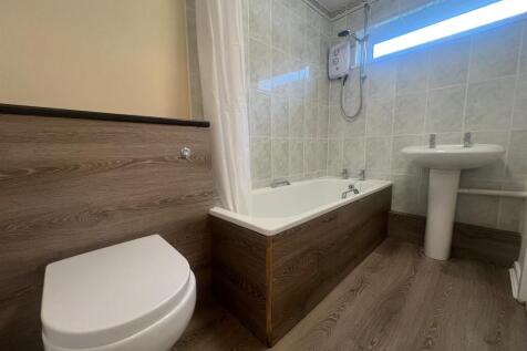 aston bathroom.jpg