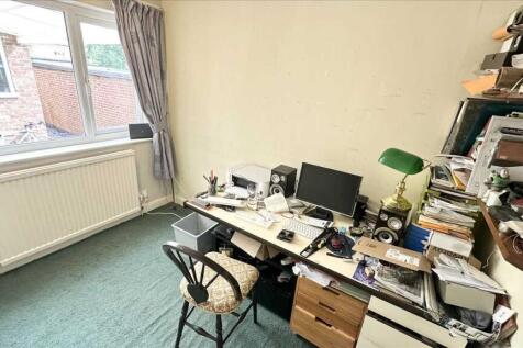 Bedroom/ Study