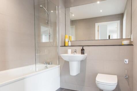 Main Bathroom 