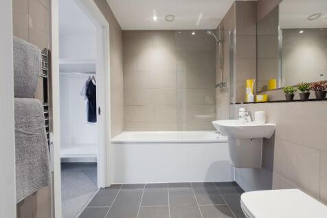 Main Bathroom 