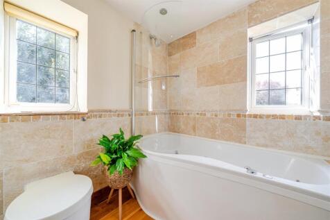 Master En-Suite Bathroom