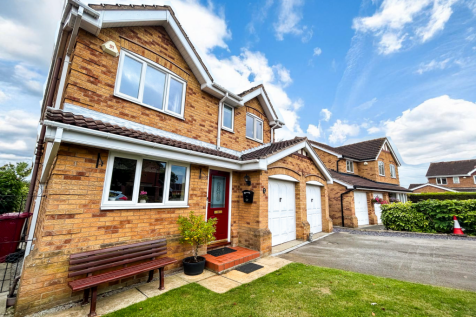 Stunning Executive 4-Bedroom Family Home with Cou