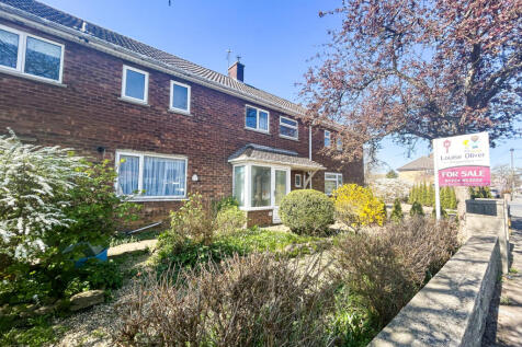 Deceptively Spacious 3-Bedroom Mid-Terrace Home o