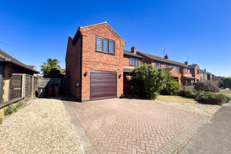 Stylish and Spacious Four-Bedroom Detached Home i