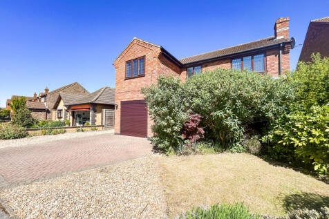 Stylish and Spacious Four-Bedroom Detached Home i