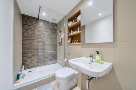 Davidson Frost-Wellings, DFW, Attlee Court, Shower
