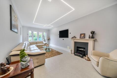 Davidson Frost-Wellings, DFW, Flora Close, Recepti