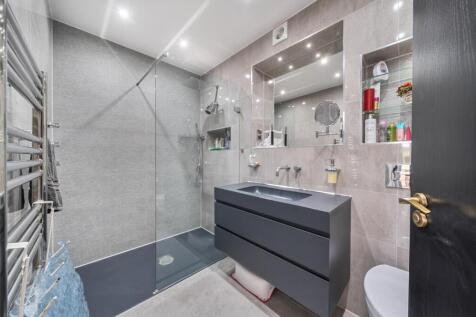 Davidson Frost-Wellings, DFW, Flora Close, Shower 