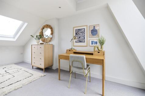Study / fifth bedroom