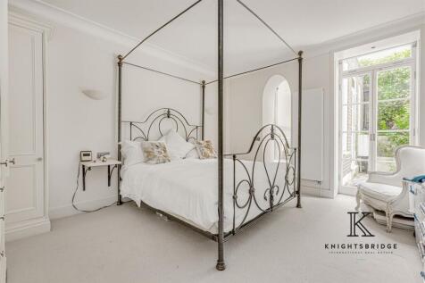 Principal bedroom