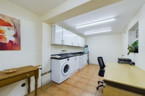 Laundry/Hobby Room