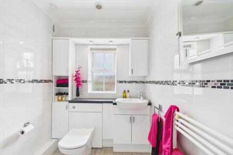 En-Suite To Master Bedroom