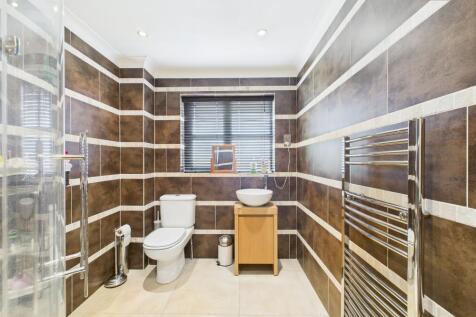 En-Suite To Master Bedroom