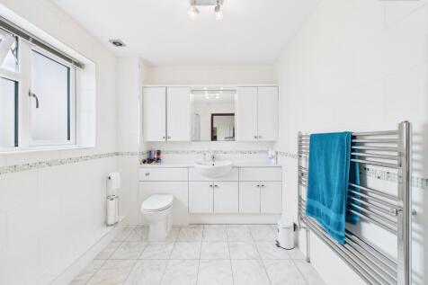 En-Suite To Master Bedroom