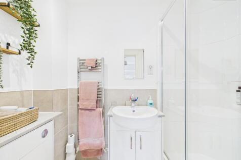En-Suite To Master Bedroom