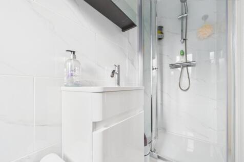 En-Suite To Master Bedroom