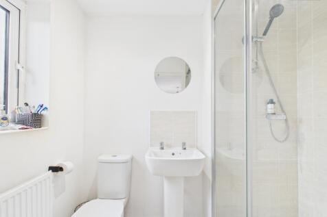 En-Suite To Master Bedroom