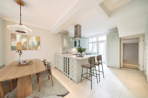 Dining/Kitchen Area