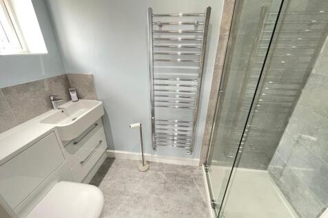 EN-SUITE SHOWER