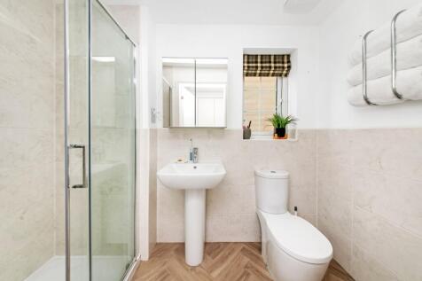EN-SUITE SHOWER ROOM