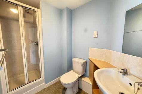 EN-SUITE SHOWER ROOM