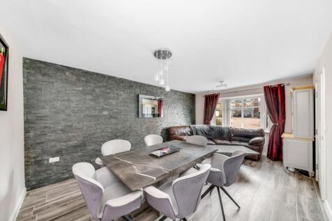 LOUNGE / DINING ROOM