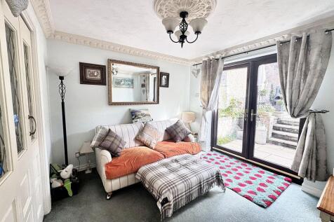 SNUG/DINING ROOM
