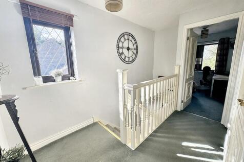 FIRST FLOOR LANDING