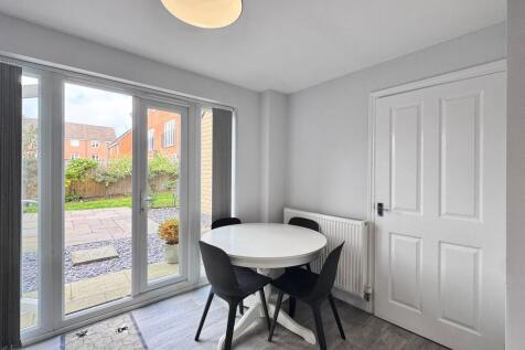 KITCHEN/LIVING DINING