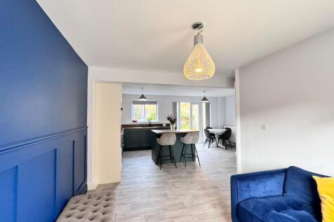 KITCHEN/LIVING DINING