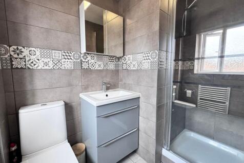 EN-SUITE SHOWER ROOM