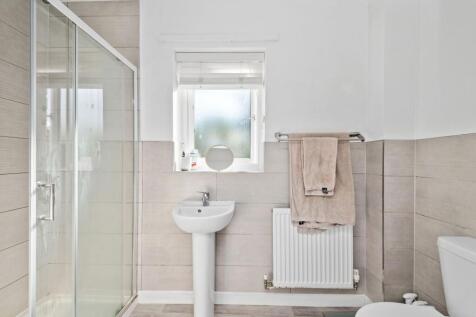 EN-SUITE SHOWER ROOM