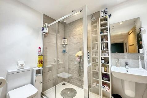EN-SUITE SHOWER ROOM