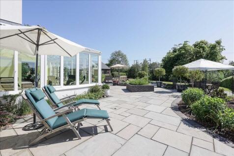 LANDSCAPED REAR