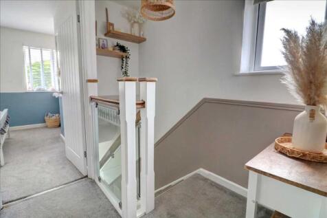 FIRST FLOOR LANDING