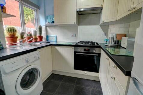 FITTED KITCHEN