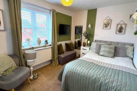 Bedroom 1 (1).jpg