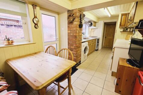 Kitchen 2.jpg