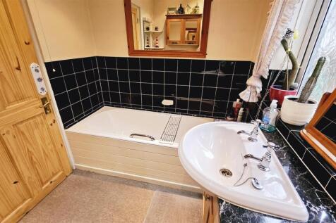 Bathroom (2).jpg