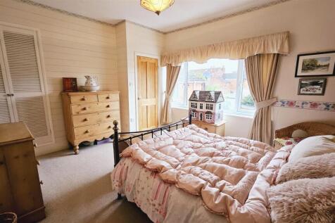 Bedroom 1 (2).jpg