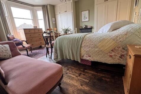 Bedroom 1 (2).jpg